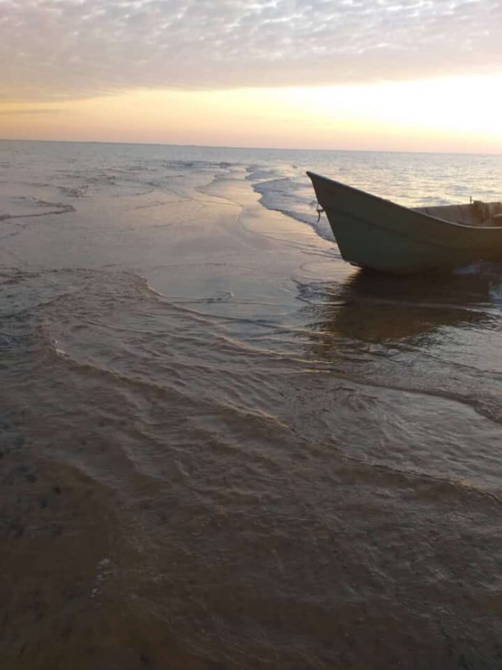 Actualmente, las dunas se encuentran complemente bajo las aguas, por lo que urgen los trabajos de dragado, mantenimiento y protección del lugar. Foto: Gentileza