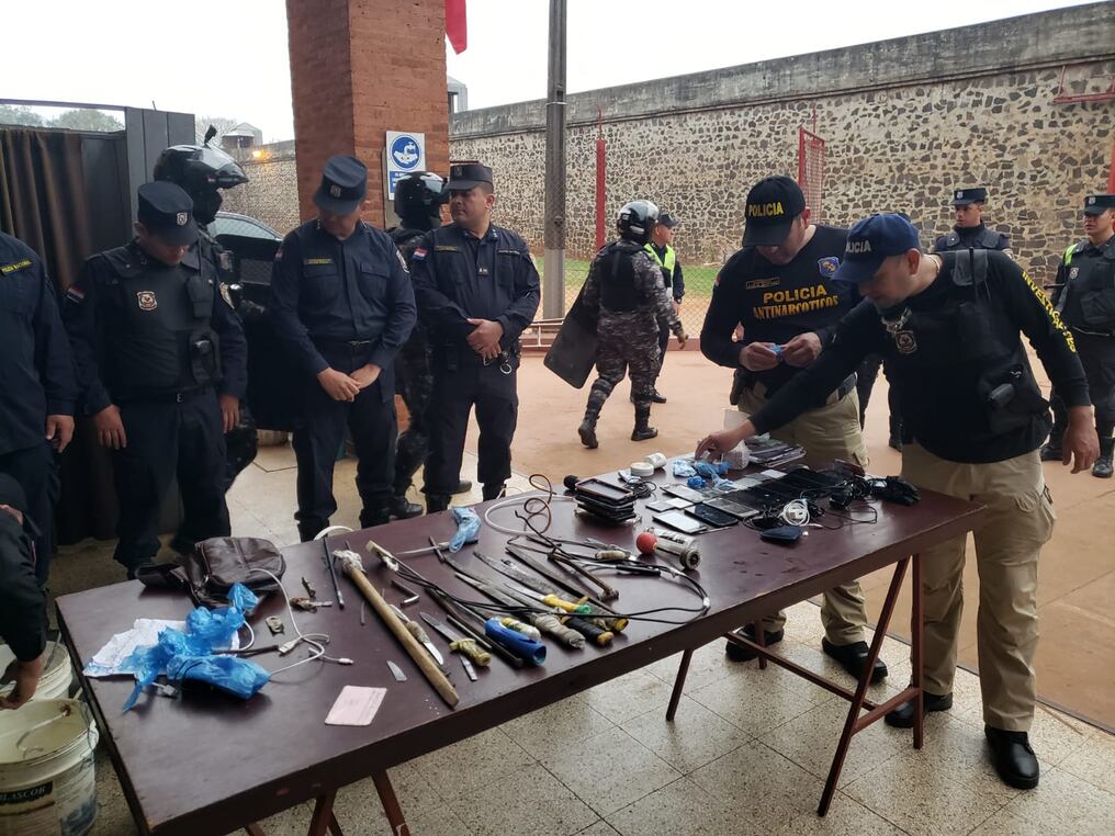 En el procedimiento los intervinientes requisaron celulares, armas de fabricación casera, drogas y bebidas alcohólicas. Foto: Gentileza