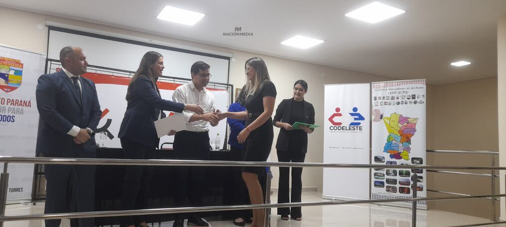El gobernador César Torres y la viceministra Lorena Méndez, en la entrega de certificados a los funcionarios de municipios de Alto Paraná. Foto: Dolly Galeano