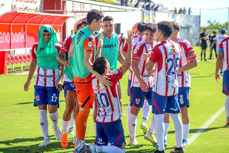 Jugadores del Deportivo Carapeguá festejan el gol del triunfo frente al 12 de Junio.FOTO: @INTERMEDIAAPF