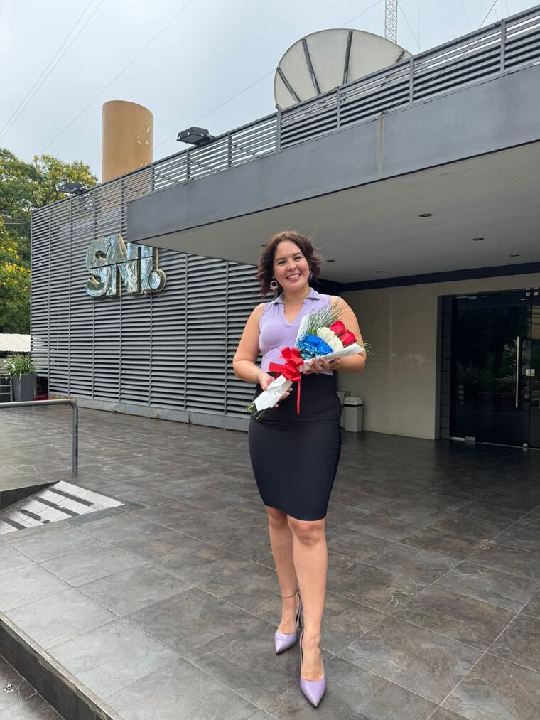 Angie Prieto, posando frente a la entrada del SNT. Foto: Gentileza