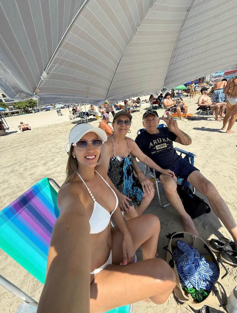Marta Díaz Monjagatta en la playa, junto a sus padres.