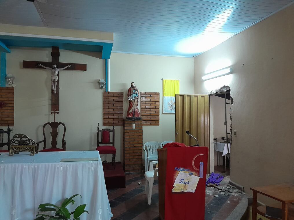 Los criminales ocasionaron daños en el techo y puertas del templo religioso. Foto: Gentileza