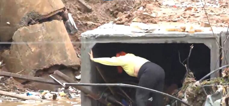 La prima del niño intentó ingresar en busca del niño.