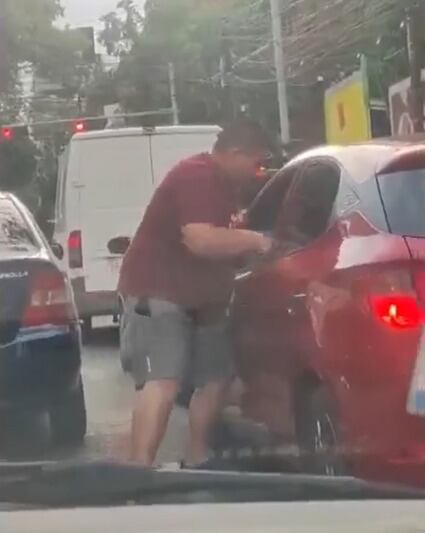 El momento de la agresión fue captado por varios conductores que se encontraban en el lugar. Foto: Gentileza