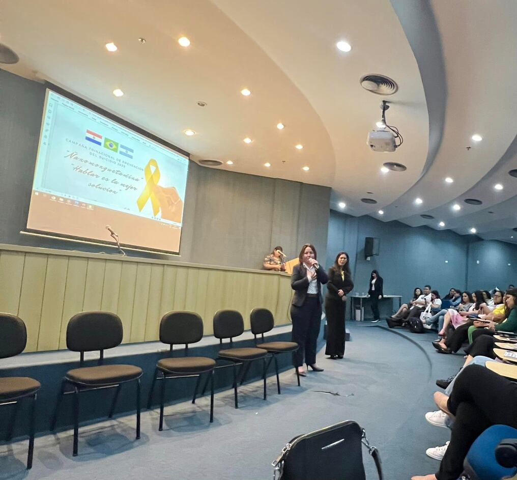 Lanzamiento de la campaña trinacional para la prevención de suicidios realizada en Foz de Iguazú. La Fundación Sobrevivientes trabajará con colegios de Alto Paraná y la Universidad Nacional del Este en charlas sicoeducativas para la prevención. Foto. Gentileza