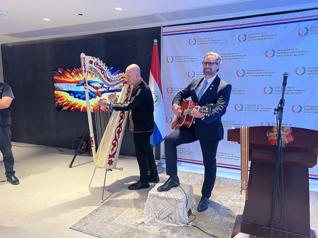 La embajada paraguaya en Jerusalén celebró los 214 años de independencia del Paraguay, además el embajador Alejandro Rubín compartió la canción Lago de Ypacaraí, por los 100 años de la Guarania. Foto: Gentileza