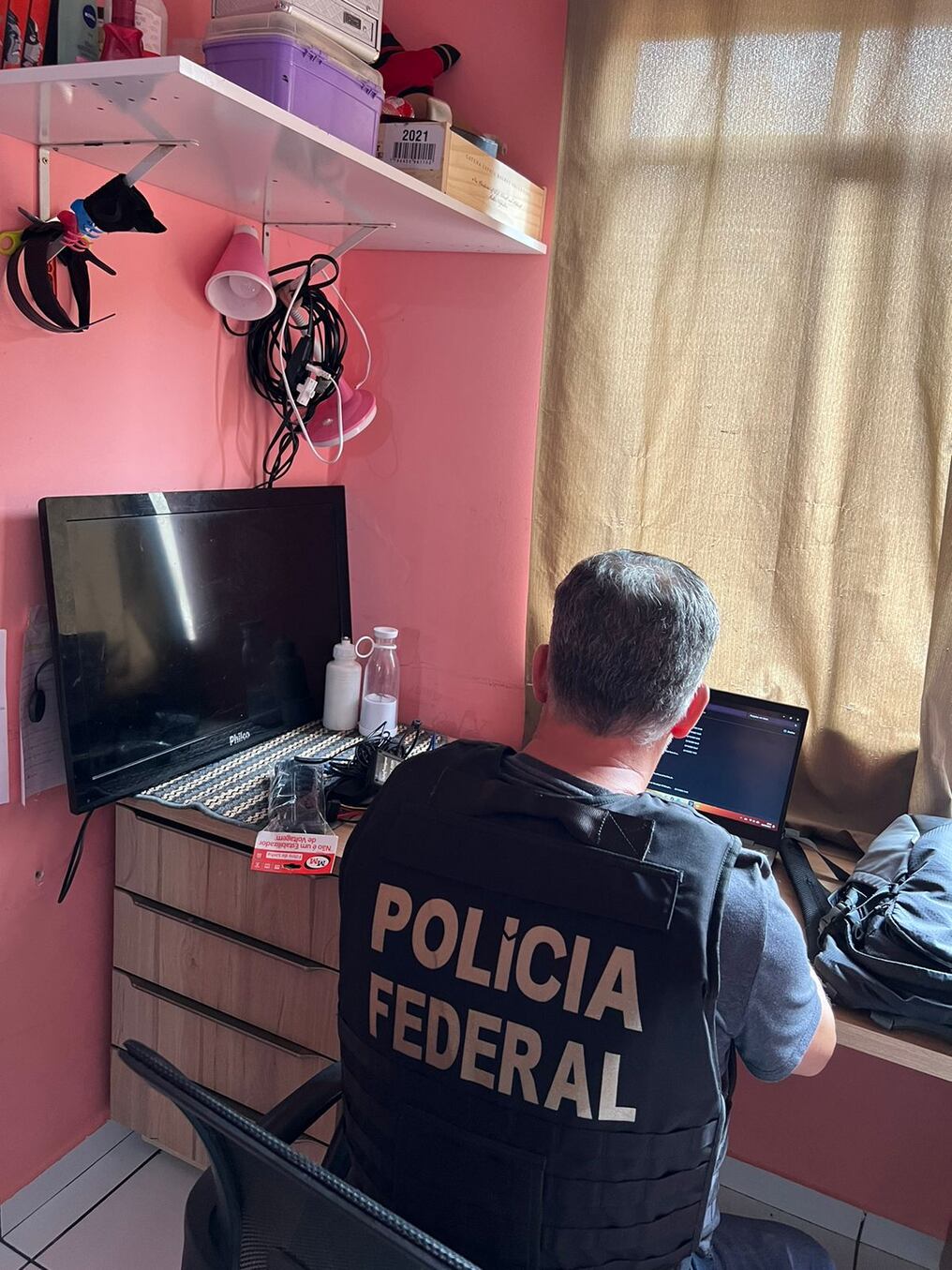 Un ciudadano paraguayo residente en Foz de Iguazú fue detenido hoy en flagrancia por archivos electrónicos de imágenes de abuso sexual de menores. Fue allanada una casa y fueron encontrados almacenados en electrónicos imágenes sobre abuso de menores. Foto: Gentileza
