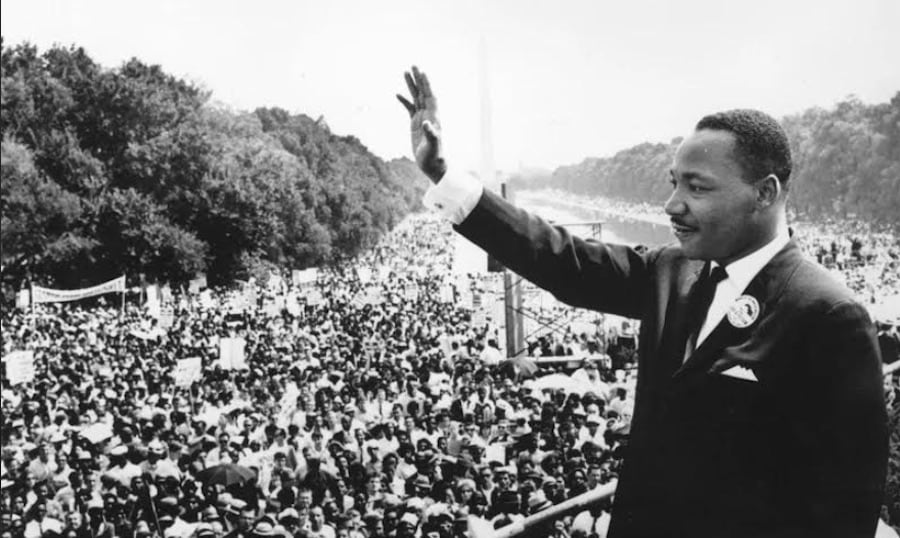 “I have a dream”, dijo el doctor Martin Luther King Jr. el 28 de agosto de 1963, frente al monumento a Abraham Lincoln, Washington DC. Entre 200 mil y 300 mil personas estaban allí rodeándolo, escuchándolo, soñando junto con él