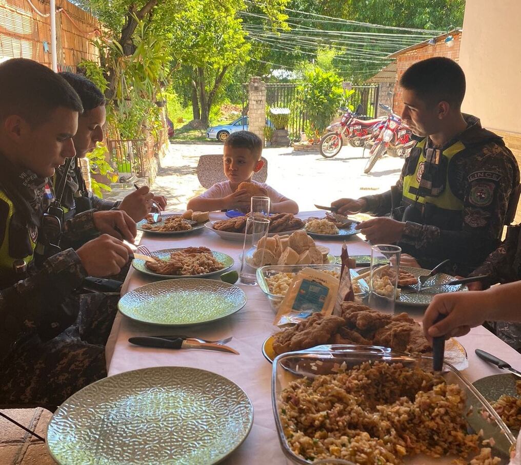 Emocionado e inmensamente feliz, Marquitos compartió el almuerzo de cumpleaños con sus cuatro nuevos amigos del Grupo Lince. Foto: Gentileza