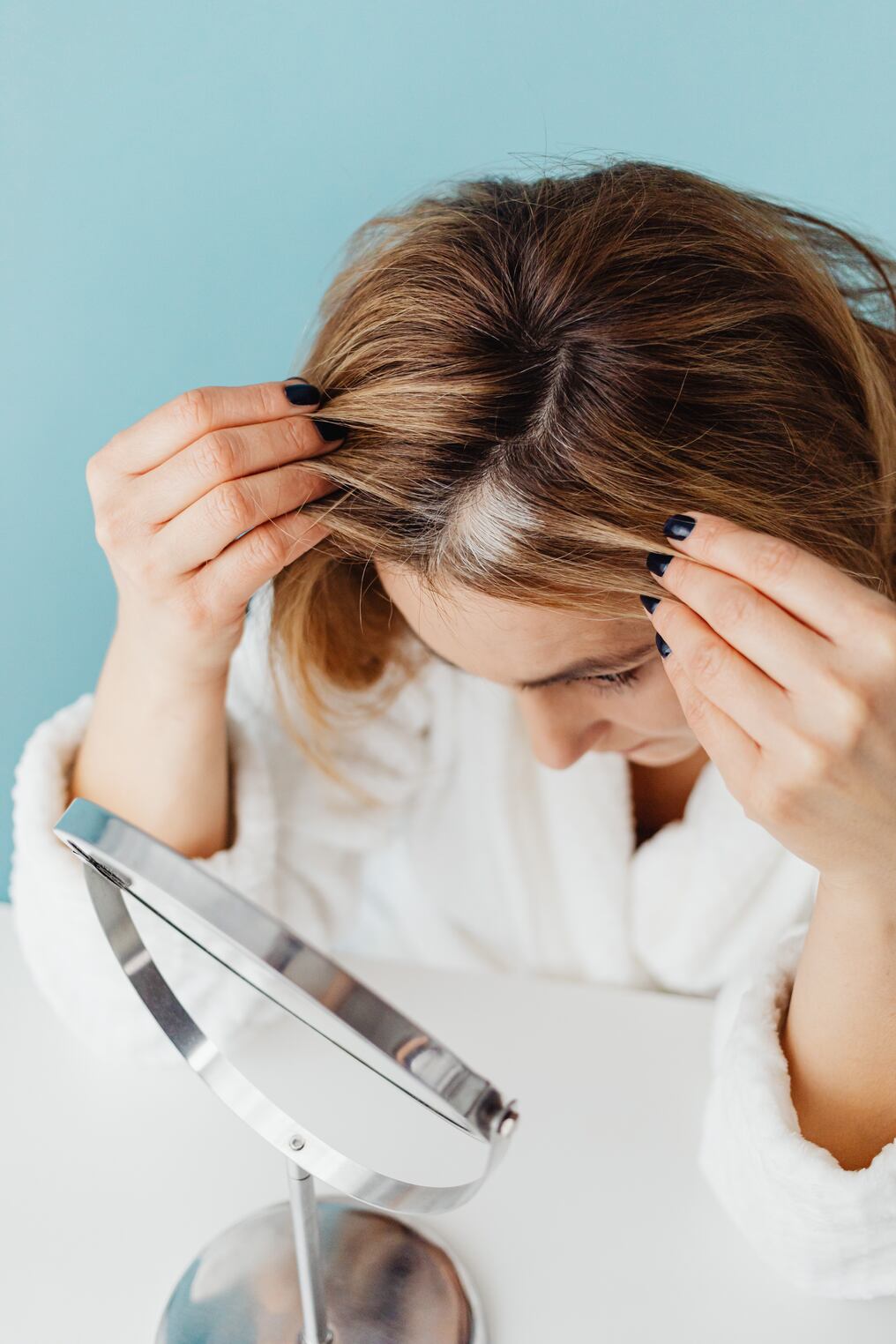 Para evitar la aparición temprana de canas, es esencial mantener un estilo de vida saludable. Foto: Pexels