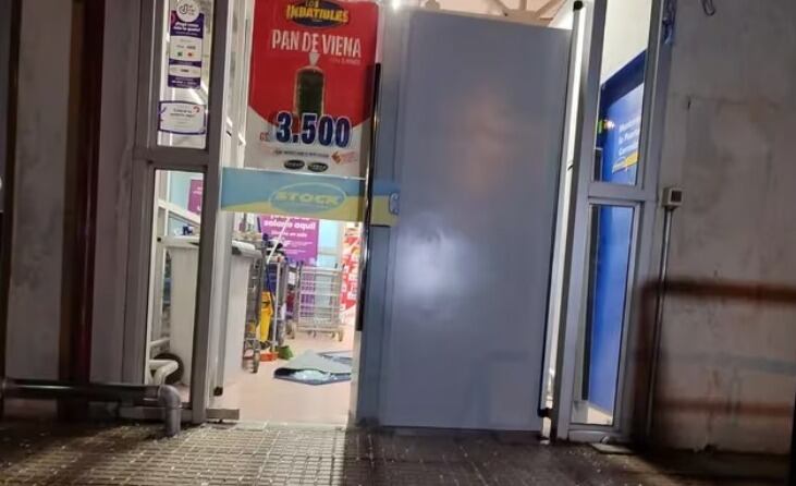 Los asaltantes habrían utilizado un mazo para romper la puerta de blíndex y llegar hasta la caja fuerte. Foto: Captura de video