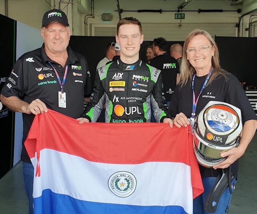 Joshua disfruta con sus padres en un momento feliz de su carrera