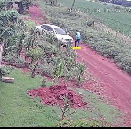 Imagen captada por un circuito cerrado cercano, proveído por la Policía, sobre el movimiento de los asaltantes de dos dominicanos ocurrido hoy en Minga Guazú, en el Km 14 Acaray, en zona rural. Foto: Gentileza