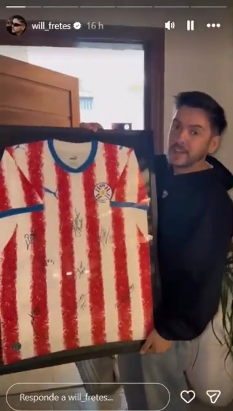 Will Fretes exhibe la camiseta de la FIFA enviada a Marilina.