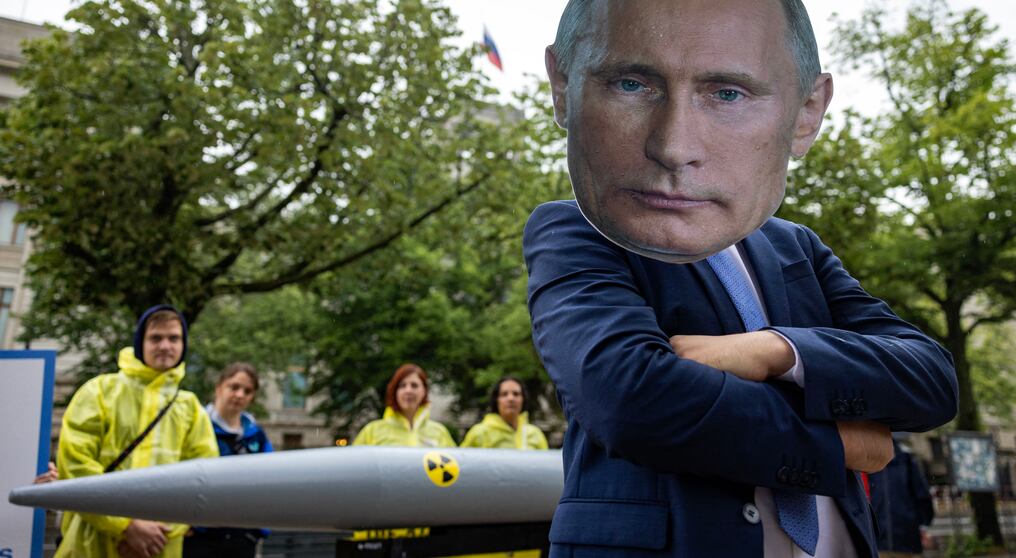 Un activista que lleva una máscara del presidente ruso Vladimir Putin posa con una maqueta de una bomba nuclear en Berlín. Foto: AFP