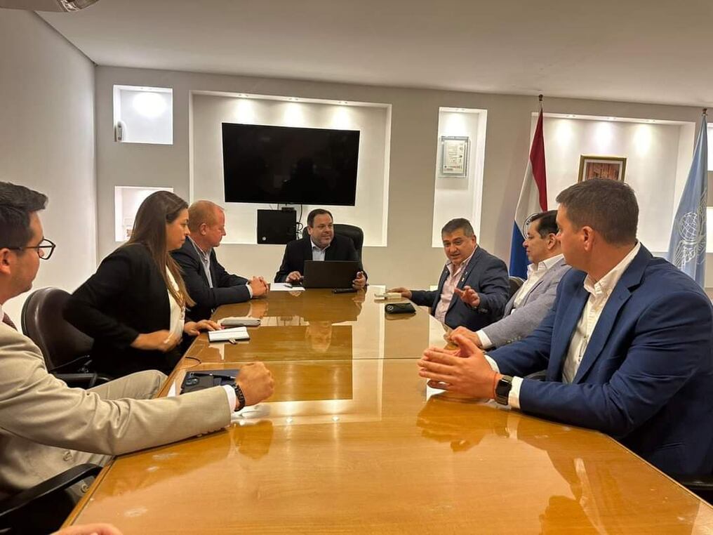 Reunión entre Javier Pereira, Luis Yd y Nelson Mendoza para hablar sobre la activación del Aeropuerto de Encarnación. Foto: Gentileza