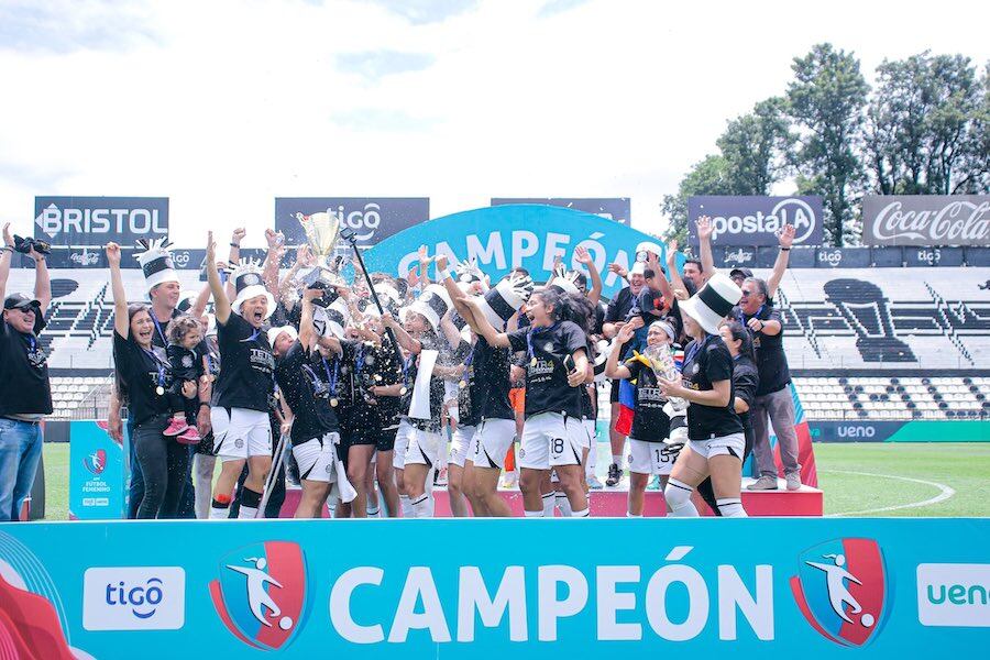 Jugadoras del Olimpia festejando el título del Clausura y Absoluto.FOTO: APF