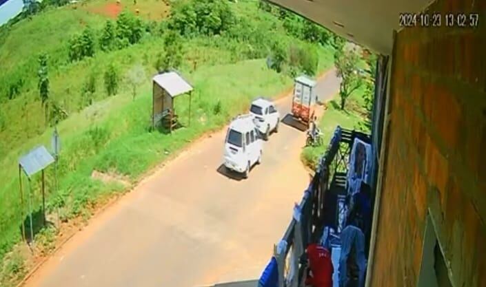 Minutos antes del atraco a un paraguayo y dos argentinos, por parte de un grupo que a punta de armas largas, los despojaron de diez cajas de mercaderías que transportaban con destino a Puerto Península. Foto: Gentileza