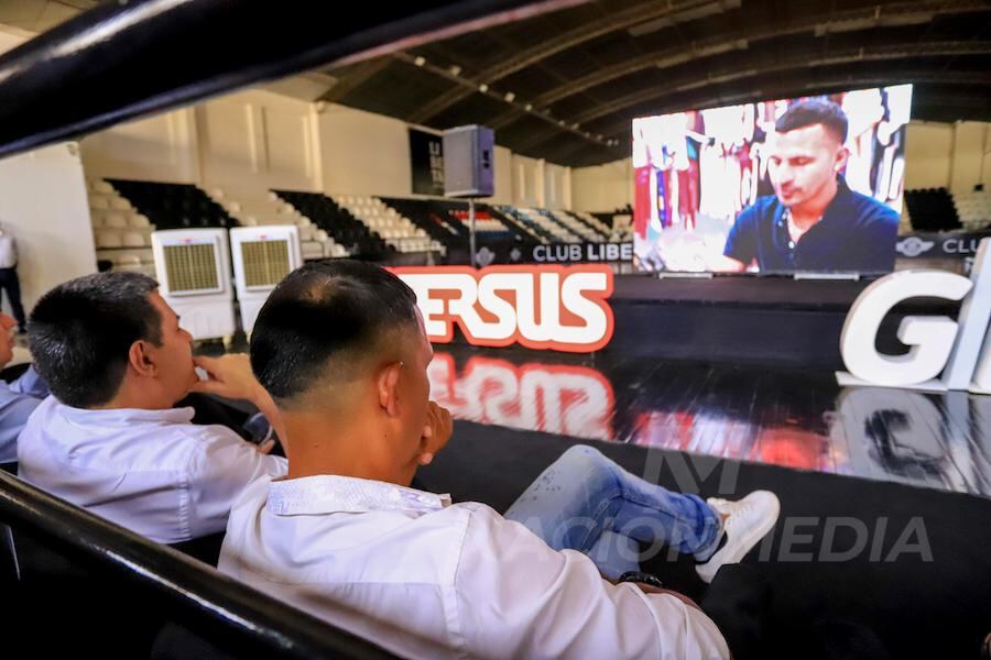 El laureado volante Sergio “Patito” Aquino junto a Horacio Cartes, presidente honorario de Libertad, observan el documental sobre el futbolista.FOTO:CARLOS JURI