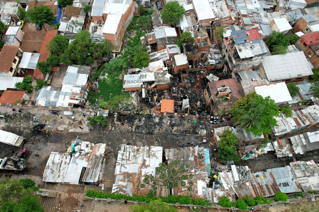 La Municipalidad de Asunción y el MUVH asistirán a los pobladores cuyas viviendas fueron consumidas por las llamas del fuego en Chacarita. Foto: Jorge Jara