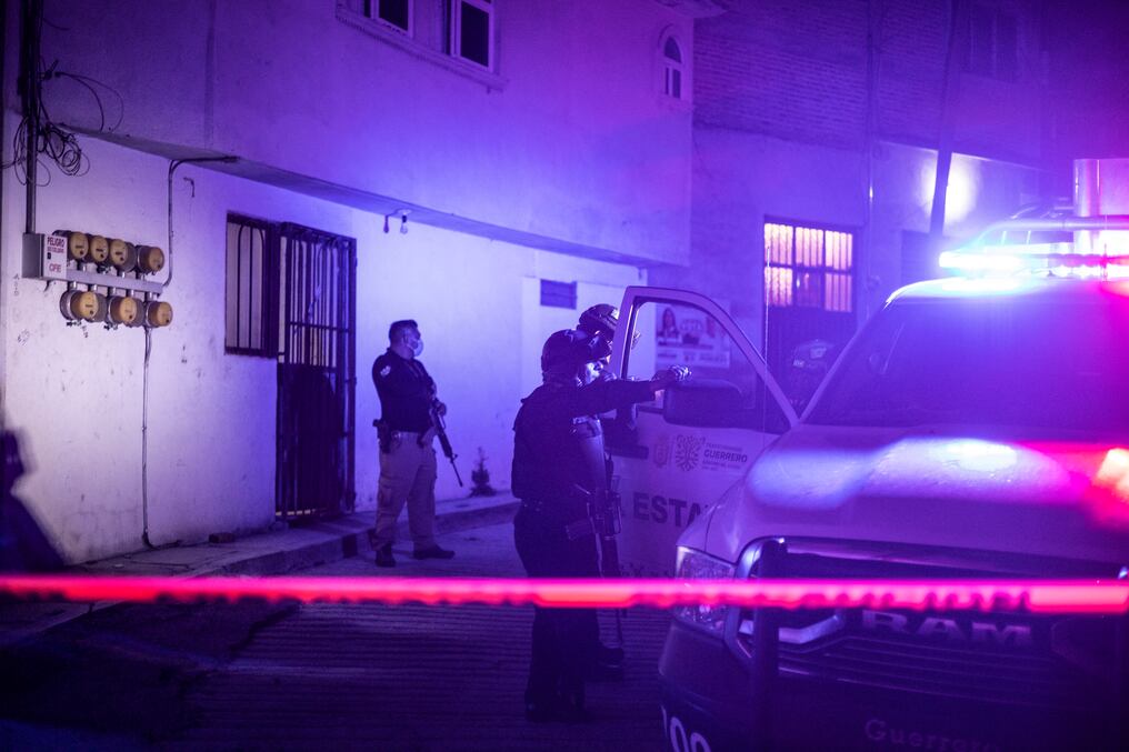 Investigadores y personal forense trabajan en la escena del crimen donde se encontraron los restos del alcalde de Chilpancingo. Foto: AFP