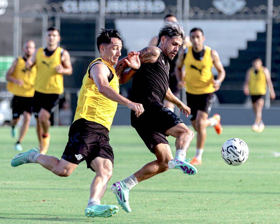 Elvio Vera disputa la pelota con Iván Piris. El ex-Ameliano también tendrá oportunidades en el Gumarelo
en esta temporada.FOTO: CLUB LIBERTAD