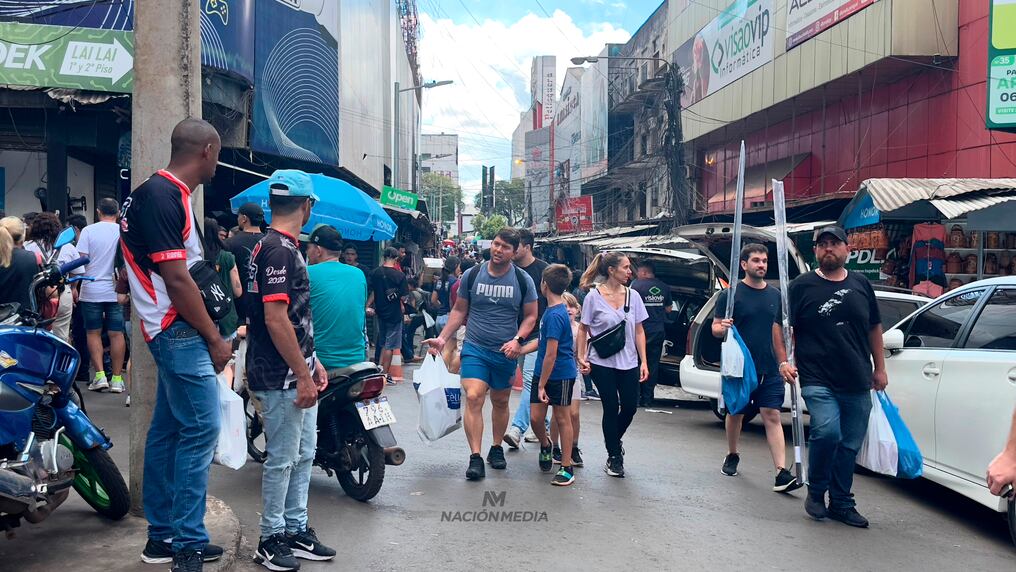 Alrededor de 60.000 personas ingresan cada día con fines de turismo de compras en la zona de Ciudad del Este. Foto: Gustavo Galeano