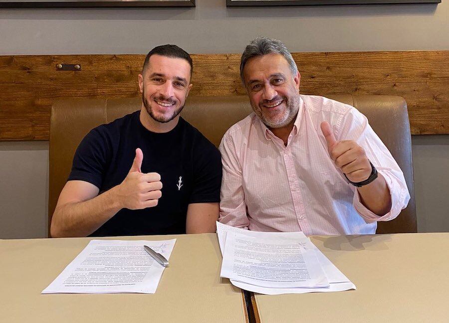 Marcelo Palau (Izq.) durante la firma de contrato con el presidente Guillermo Vera. Foto: @TACUARYOFICIAL
