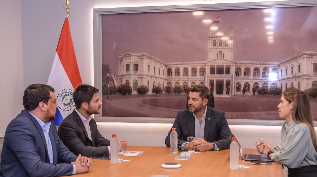 Tras dialogar con el presidente en Ejercicio, Pedro Alliana, el ministro de la Niñez y Adolescencia, Walter Gutiérrez anunció la presentación de un nuevo proyecto de ley contra el Criadazgo. Foto: Gentileza