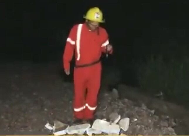 Los niños prepararon una pequeña barcaza con una lámina de isopor que se rompió en medio del agua ocasionando la tragedia. Foto: Captura de pantalla
