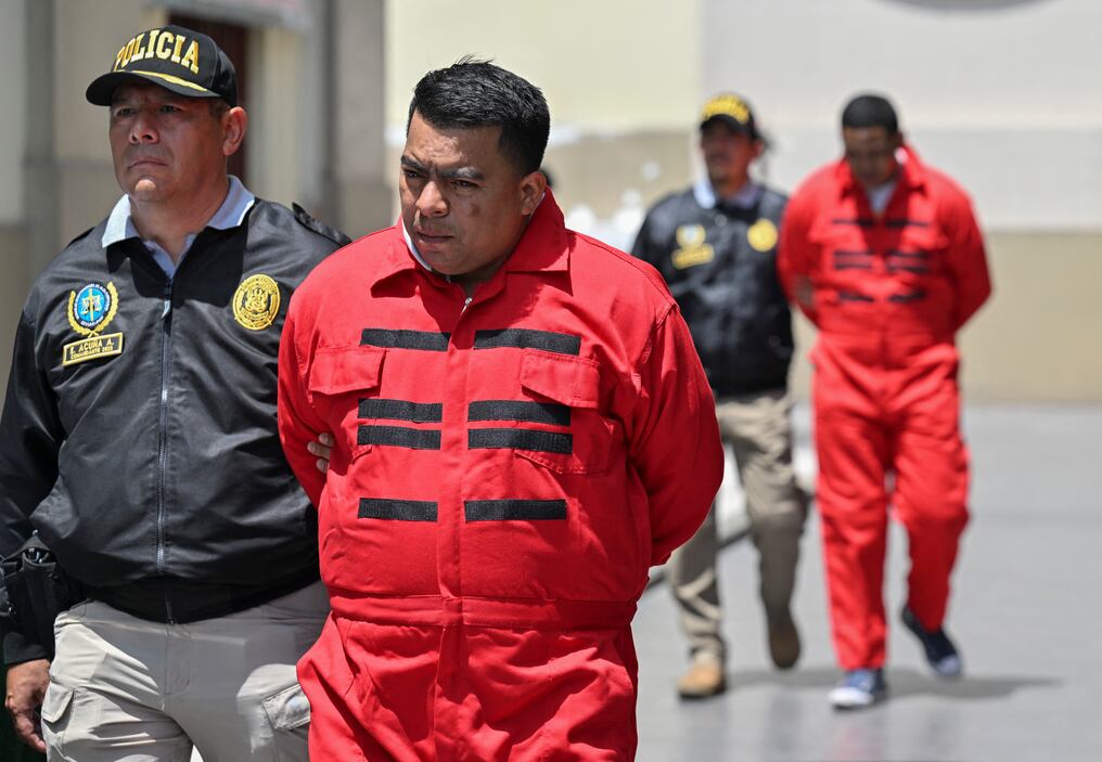 La policía peruana realiza el traslado de varios miembros de la organización criminal Tren de Aragua en Lima el 5 de octubre de 2023. Foto: AFP
