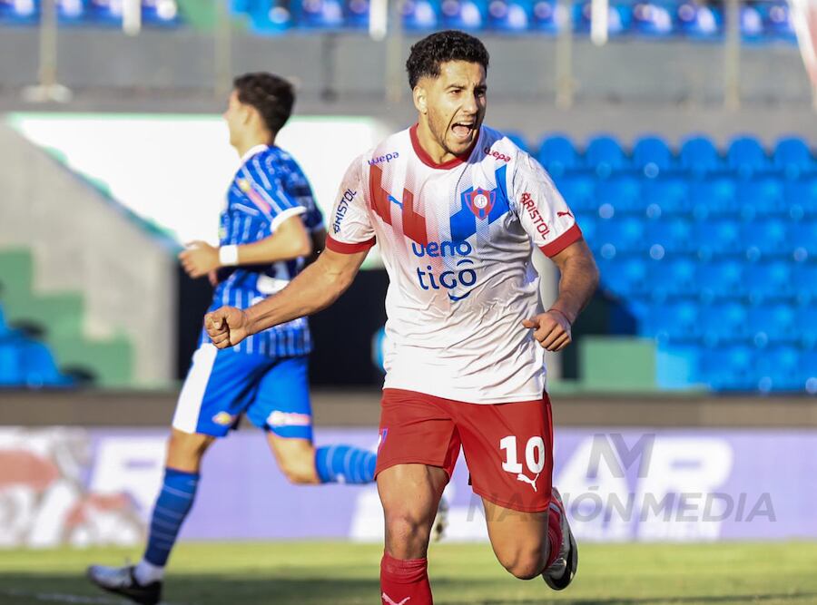 El azulgrana Cecilio Domínguez festeja su conquista ante Sol de América. El habilidoso futbolista es el goleador del torneo Apertura.FOTO: JORGE JARA