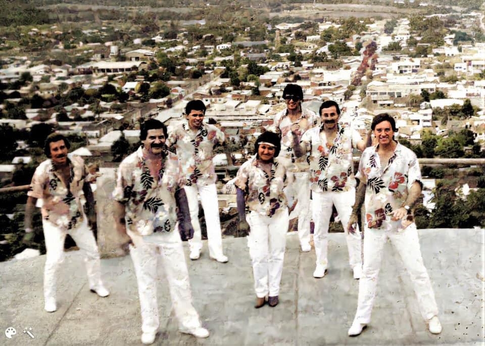 Caribe 3 en Camiri (Bolivia), en 1986, con Carlos Viveros (primero a la derecha), Csar Burin, Heriberto Ayala, Gloria de Ayala (Yerut), Yoyo Ruiz Daz, Luis Caete y Bernardo Martnez. Foto: Gentileza