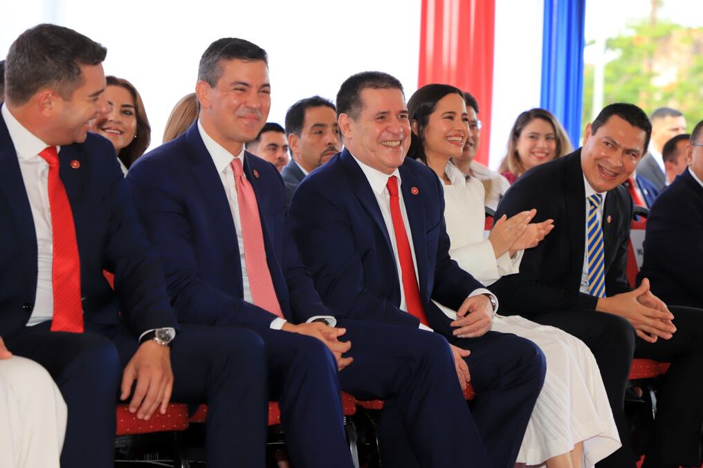 El presidente Santiago Peña, junto con el titular del Partido Colorado, Horacio Cartes, en medio de la conmemoración por el Día de la Mujer Paraguaya. Foto: Gentileza