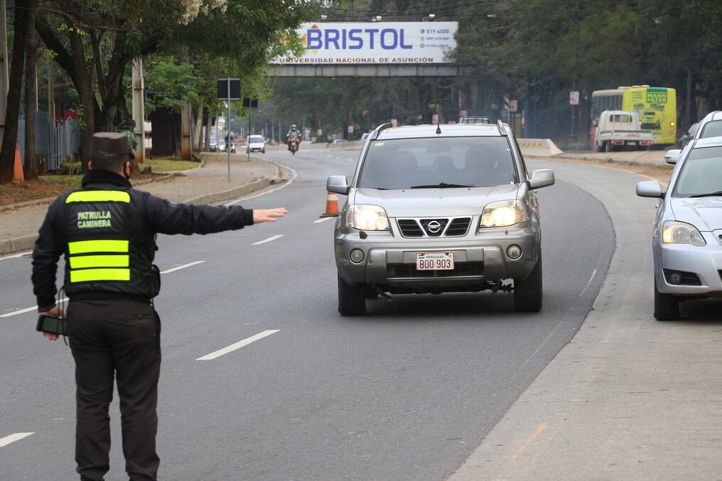 Los controles se realizan en puestos fijos y lugares estratégicos para sorprender a eventuales infractores de las normas. Foto: Archivo