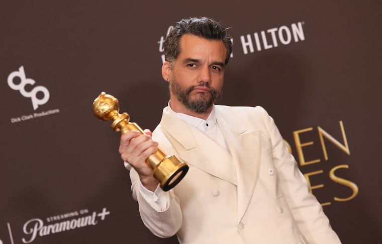 El actor brasileño, Wagner Moura, posa con su Globo de Oro. Foto: Etienne Laurent / AFP