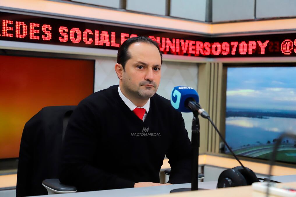 El titular de la Senad, Jalil Rachid, visitó este lunes el estudio de canal GEN en Nación Media. Foto: Néstor Soto