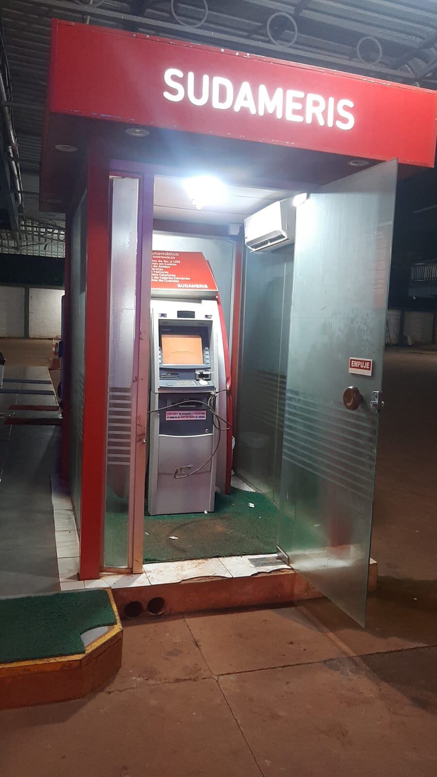 Una gavilla intentó arrancar el cajero de su lugar con un cabo de acero, pero se soltó y sonó la alarma. Foto: Gentileza