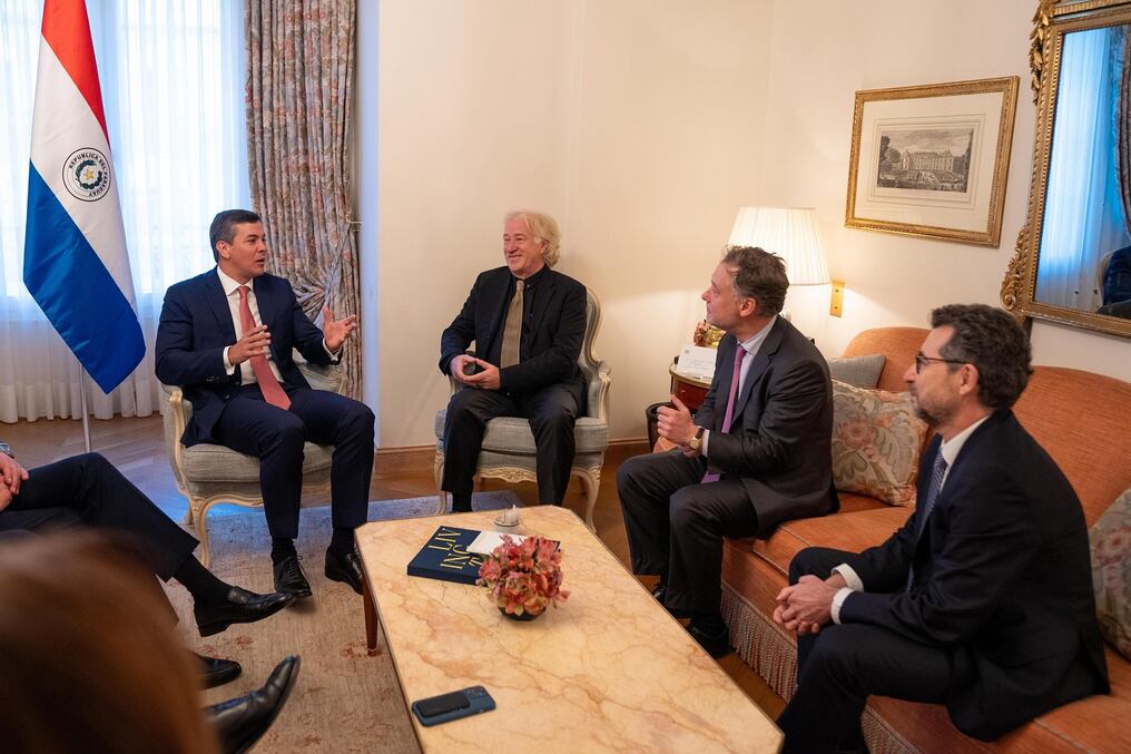 Santiago Peña se reunión con representantes de Atome Energy y Hy24 en diciembre pasado. Foto: Gentileza