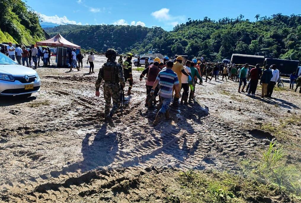 El deslizamiento de tierra ocurrió el viernes pasado en el municipio de Carmen de Atrato (Chocó). Foto: @mindefensa