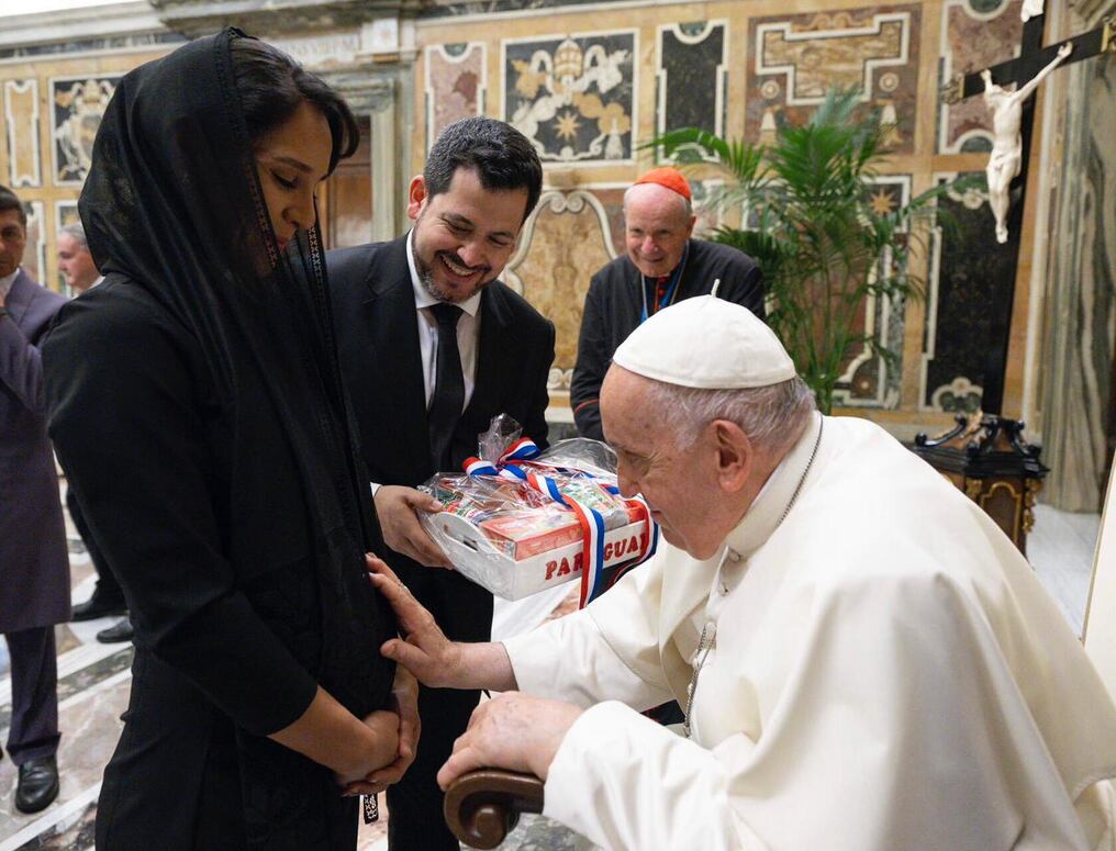 El diputado Raúl Latorre llevó al papa Francisco varios obsequios y recuerdos de Paraguay, país recordado con cariño siempre por el santo padre. Foto: Gentileza