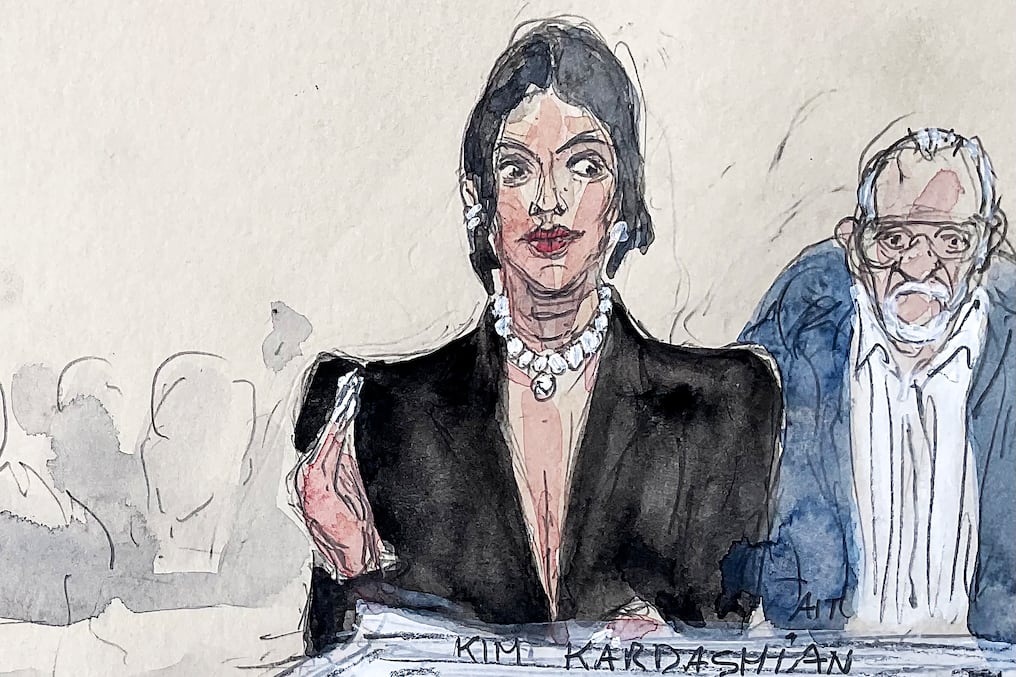 Este boceto judicial, realizado el 13 de mayo de 2025 en París, muestra a la celebridad estadounidense Kim Kardashian. Foto: Benoit Peyrucq/AFP