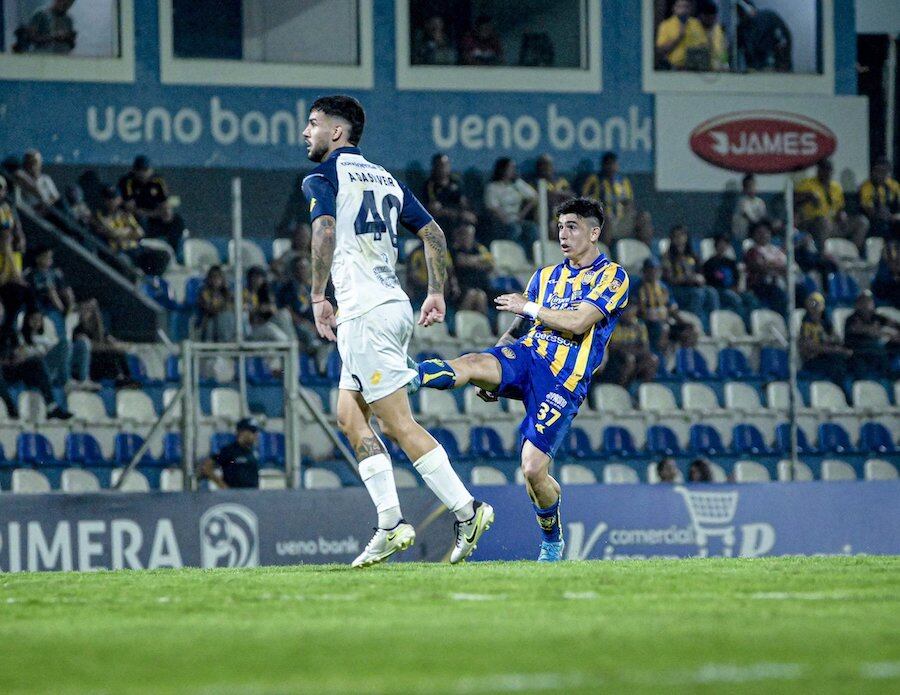 Preciso instante en que Lautaro Comas (37) remata para marcar el golazo que definió el partido.FOTO: @SPLUQUENOFICIAL