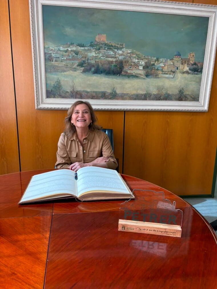 Berta Rojas firmó el Libro de Honor de Petrer. Foto: Gentileza