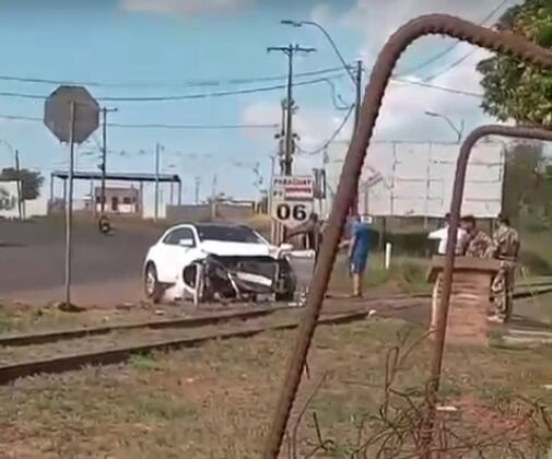Se presume que el rodado sufrió un desperfecto mecánico o que el conductor no logró divisar al tren. Foto: Captura de pantalla
