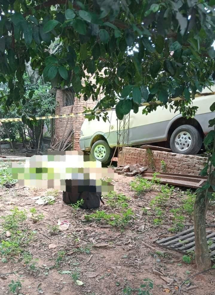La víctima fatal fue identificada como Arsenio Núñez, de 51 años, que estaba realizando el trabajo de reparación bajo el rodado. Foto: Gentileza