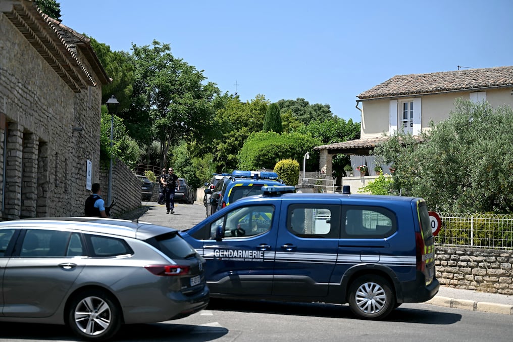 Oficiales de la Gendarmería francesa aseguran un perímetro cerca del lugar de un tiroteo fatal durante una fiesta de bodas en Goult. Foto: Gabriel Bouys/AFP