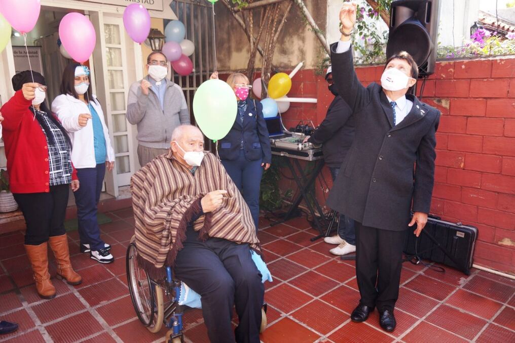Representantes del Nihon Gakko ofrecieron una serenata al médico de 95 años en su domicilio. Foto: Gentileza