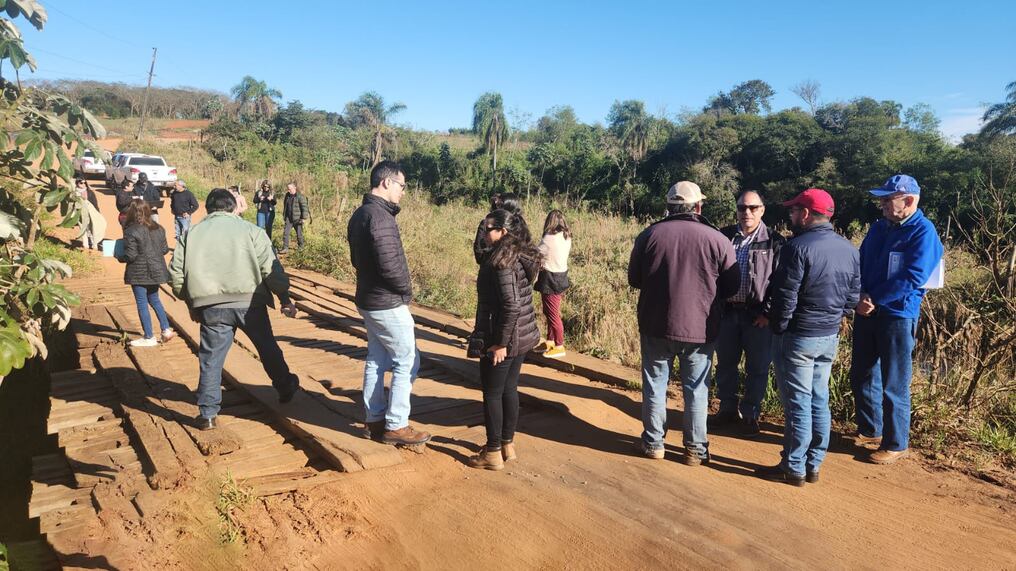 Uno de los objeticos del MOPC es reemplazar los viejos puentes de madera por estructuras de cemento armado, lo que representa mayor seguridad para los conductores y a la vez mano de obra para los paraguayos. Foto: Gentileza MOPC